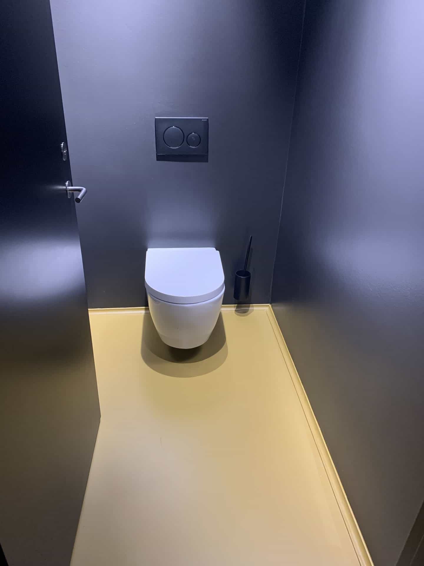 Toilet med sort og gul farve