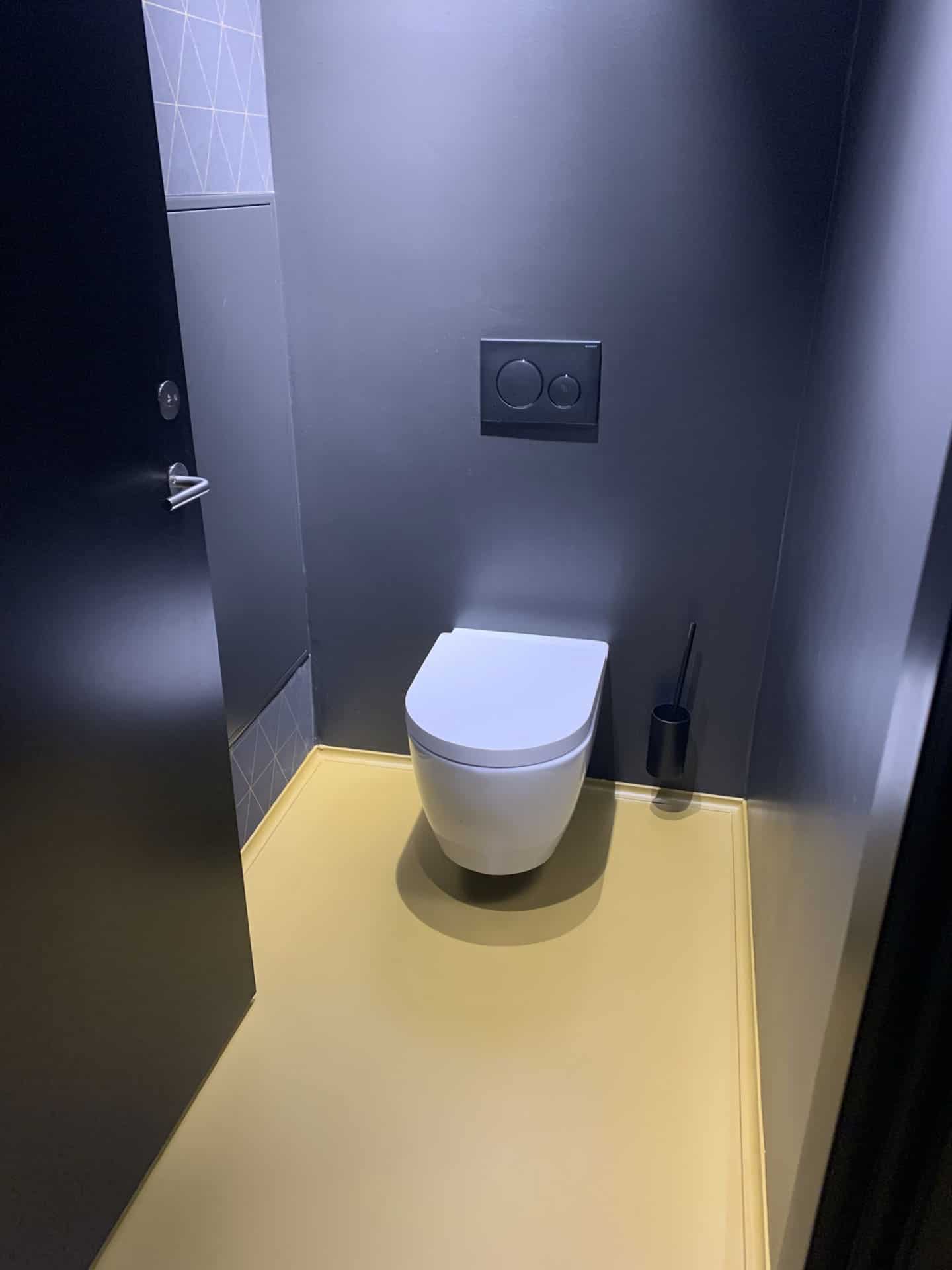 Toilet med sort deisgn