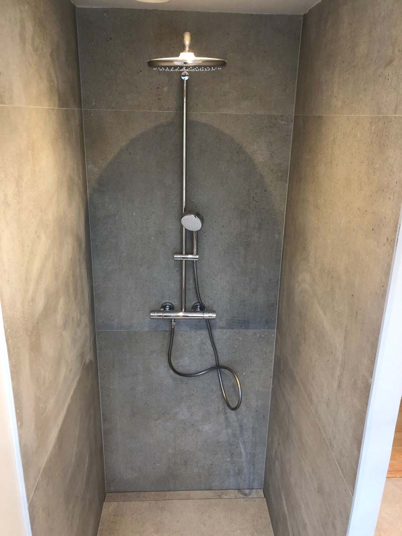 Nyrenoveret brusekabine