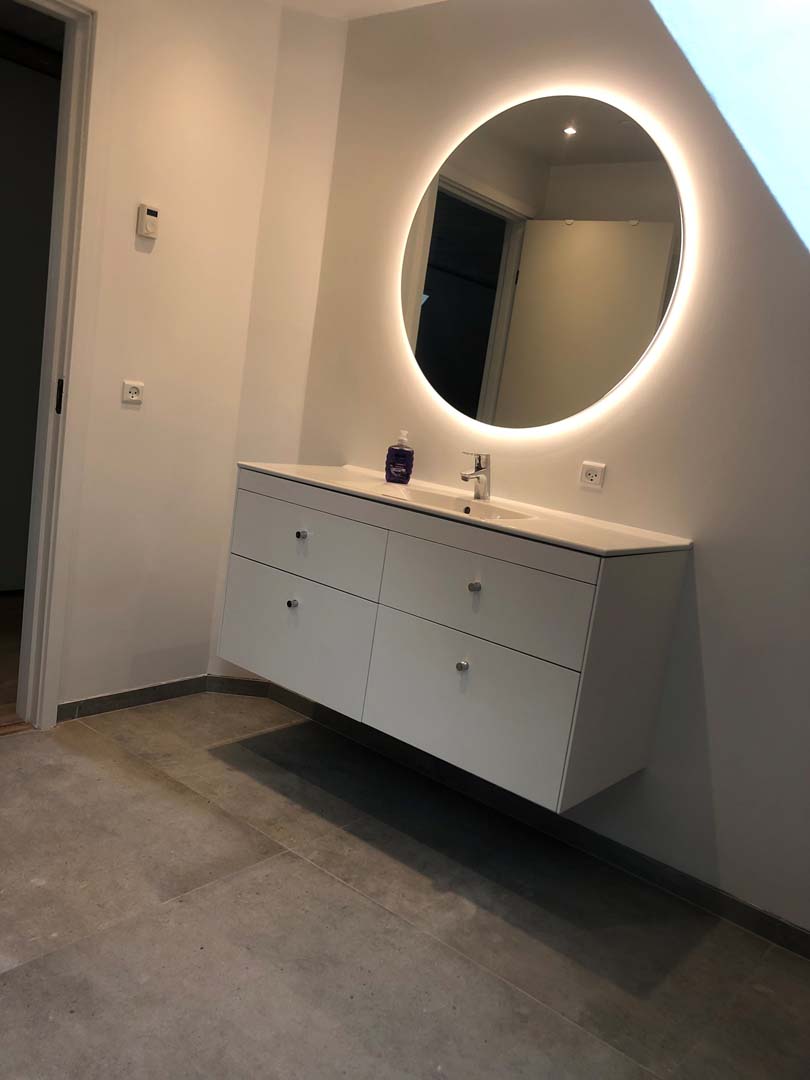 Badeværelse med nyt spejl og kommode