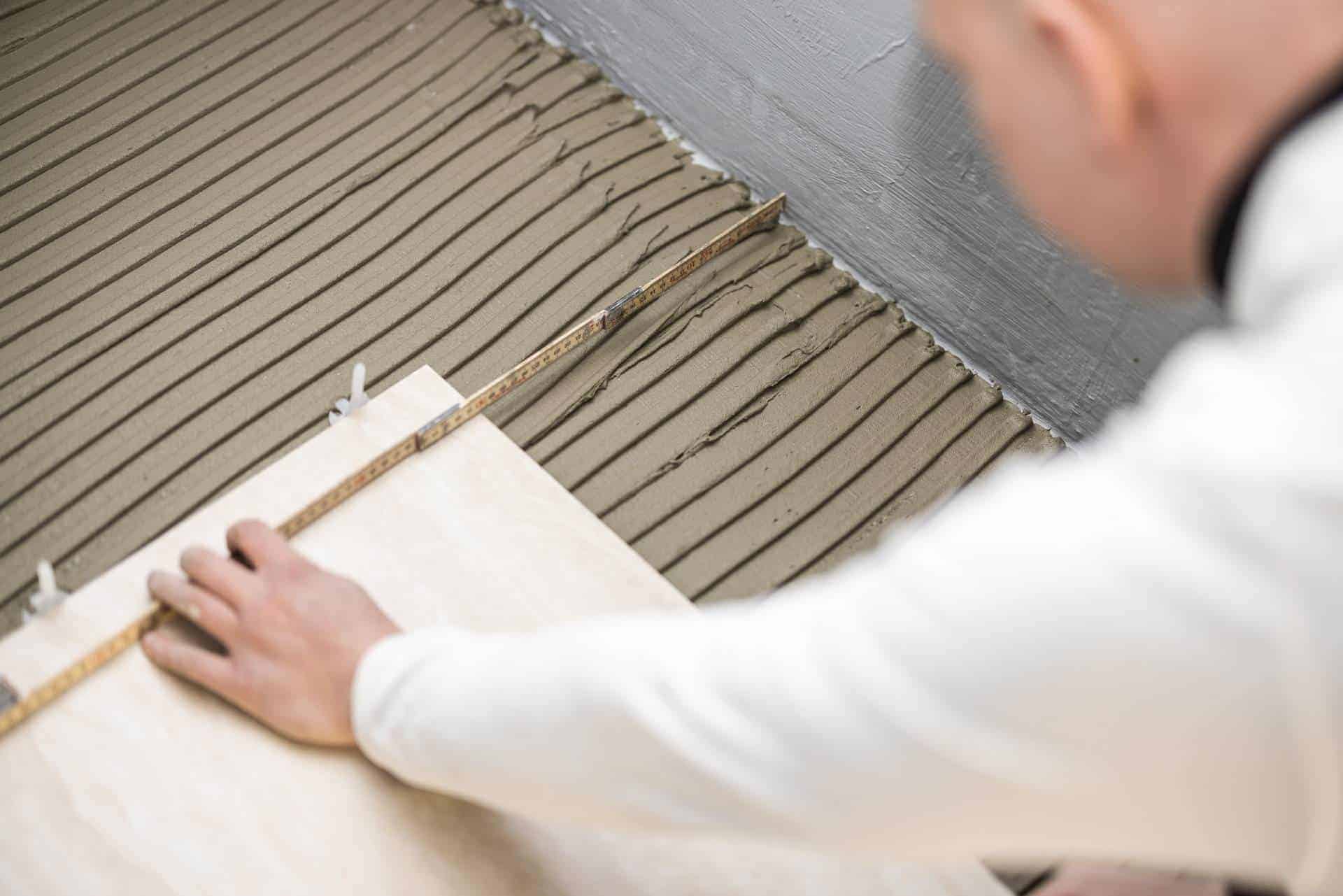 Murer måler til flisearbejde