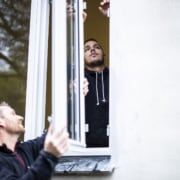 Tømrere i gang med udskiftning af vindue