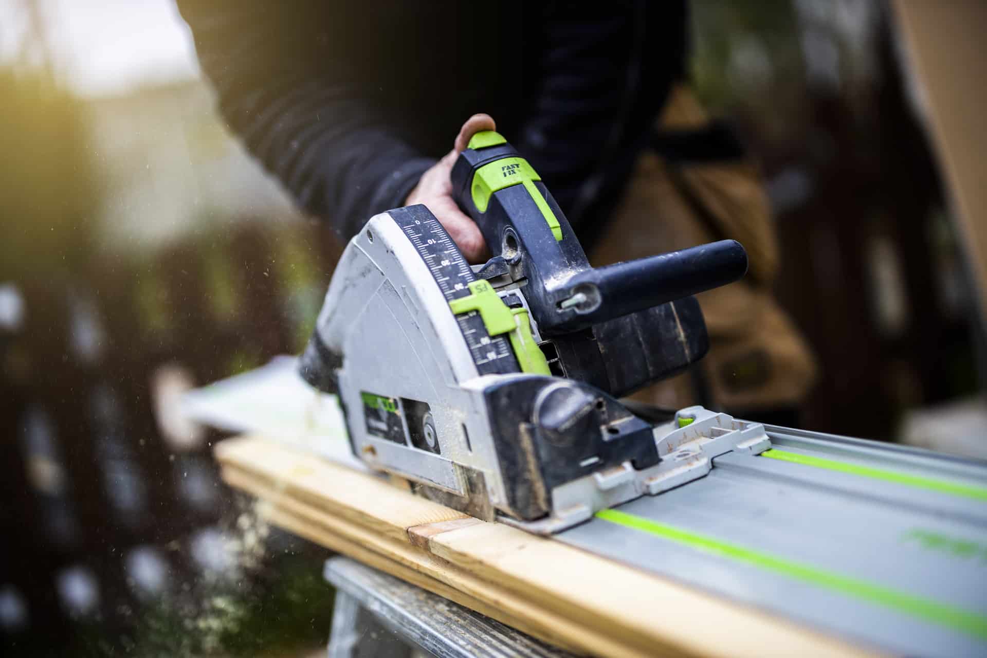 Close-up af tømrer der benytter sig af rundsav