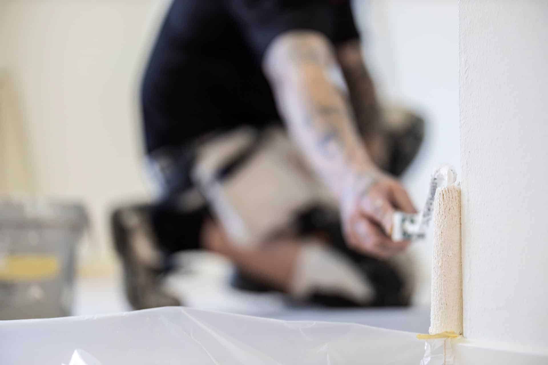 Maler i gang med at male