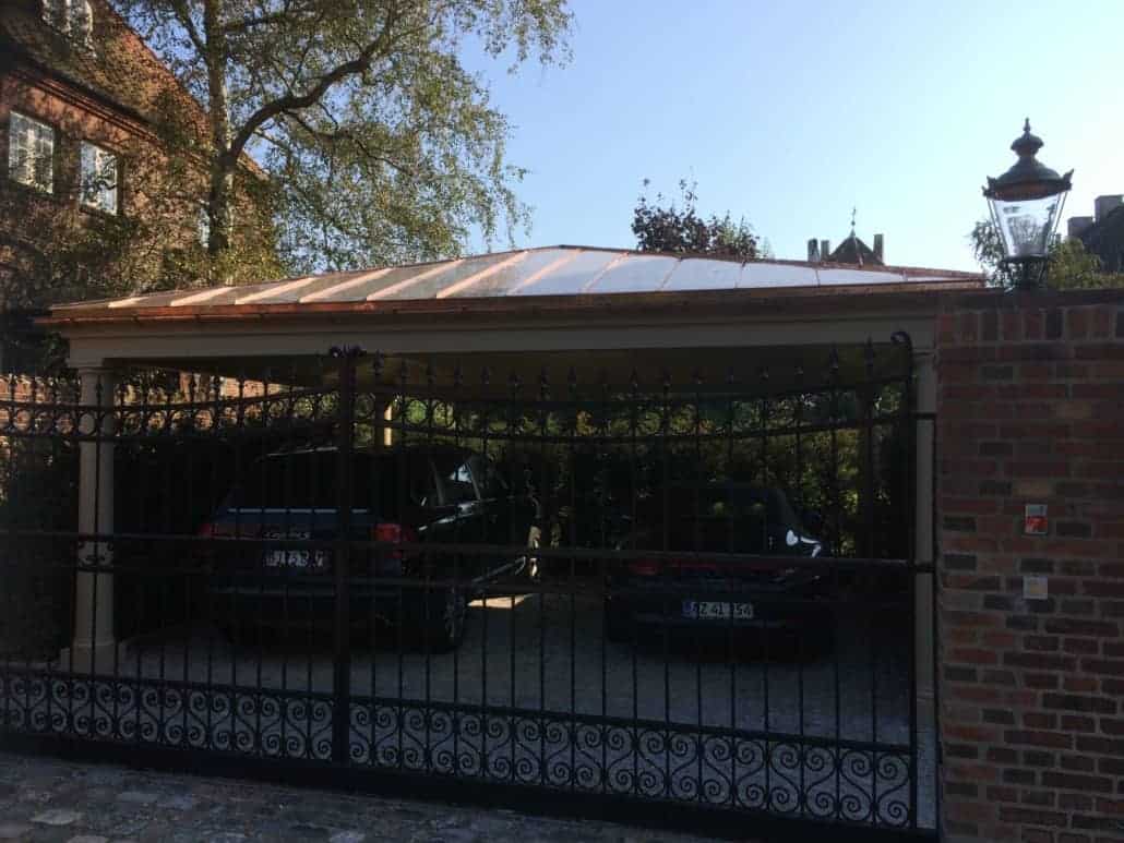 Carport med gitterhegn