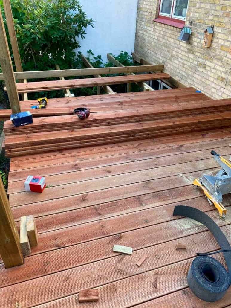 Træterrasse i gang med at blive bygget