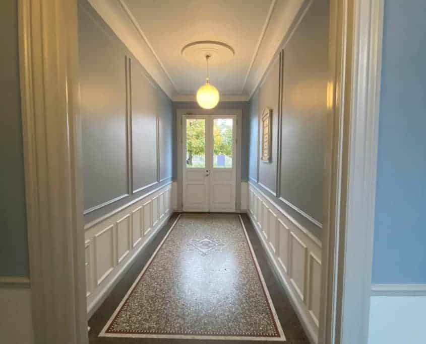 Trappeopgang med lyseblå vægge