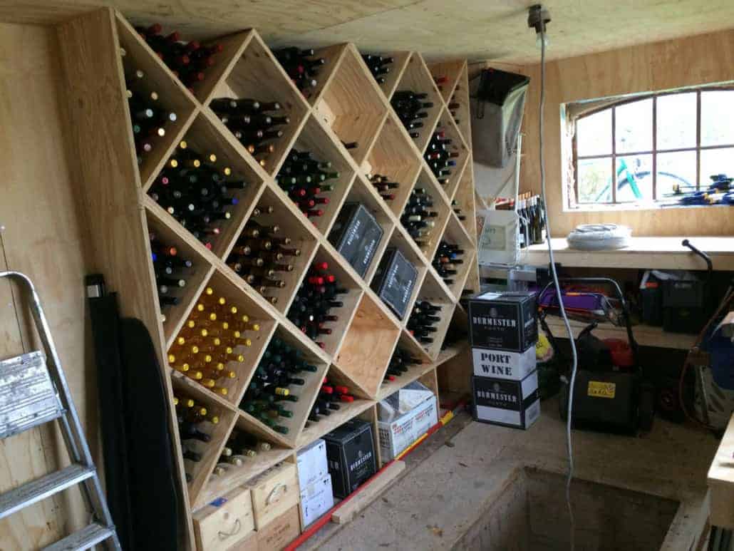 vinreol i værksted eller opbevaringsrum
