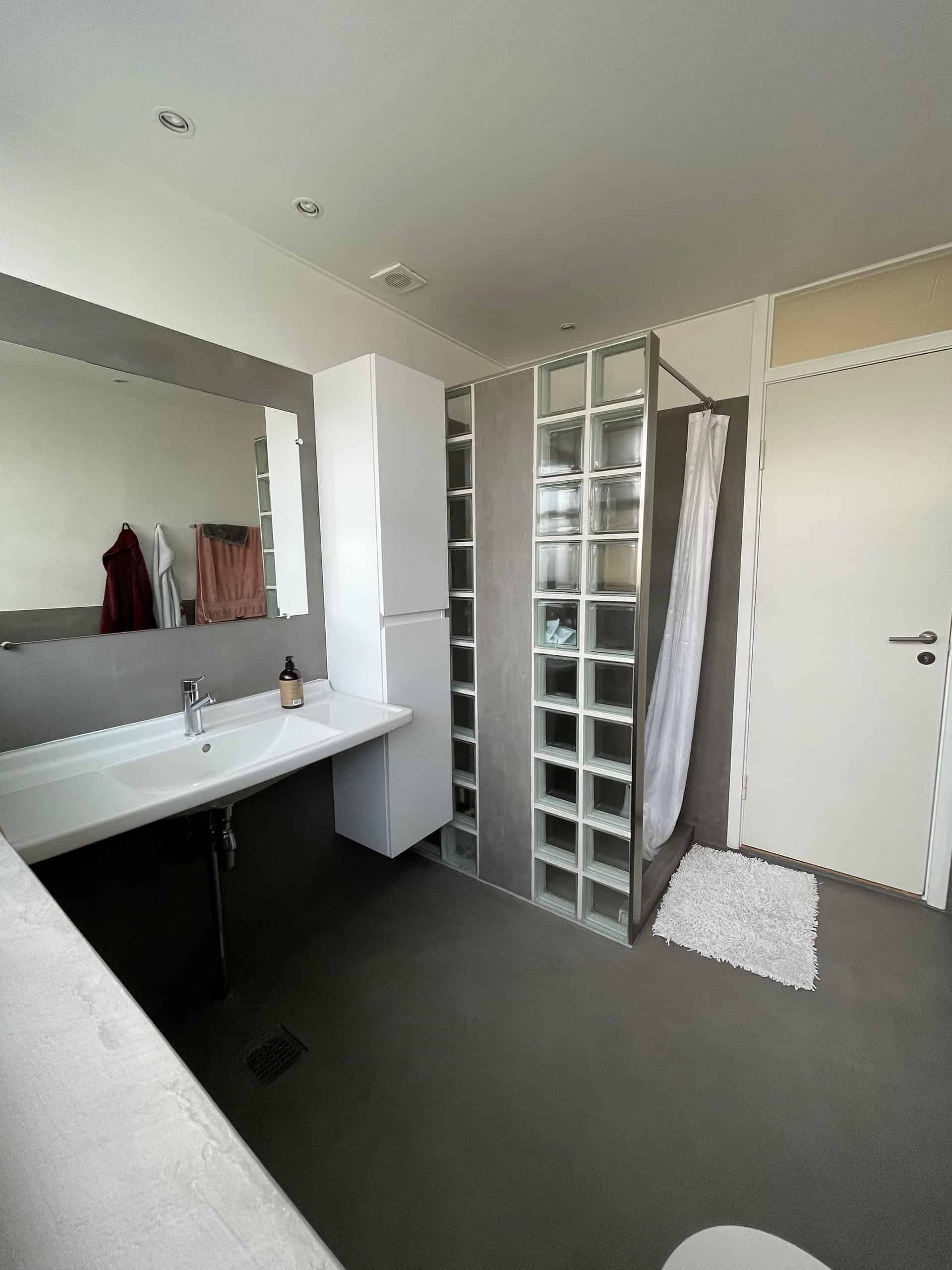 Nyt badeværelse med stor håndvask og separat bruseniche