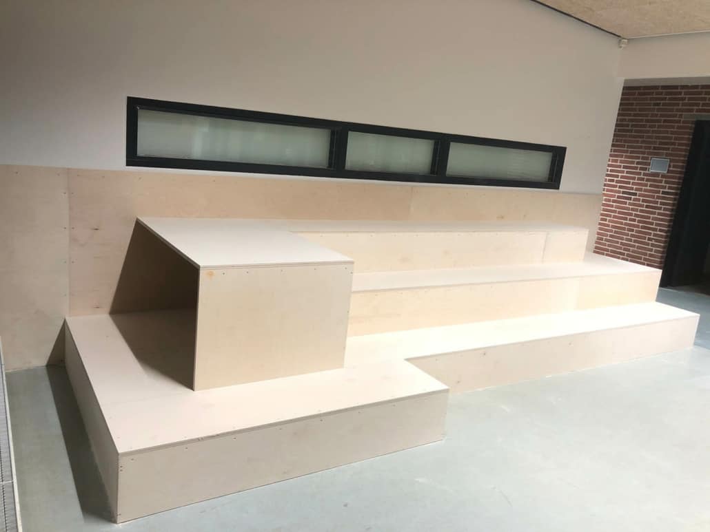 Hjemmelavet podie lavet af professionel tømrer