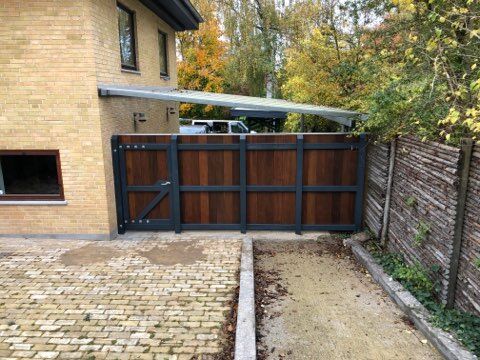 Carport lavet af træ i mørke nuancer