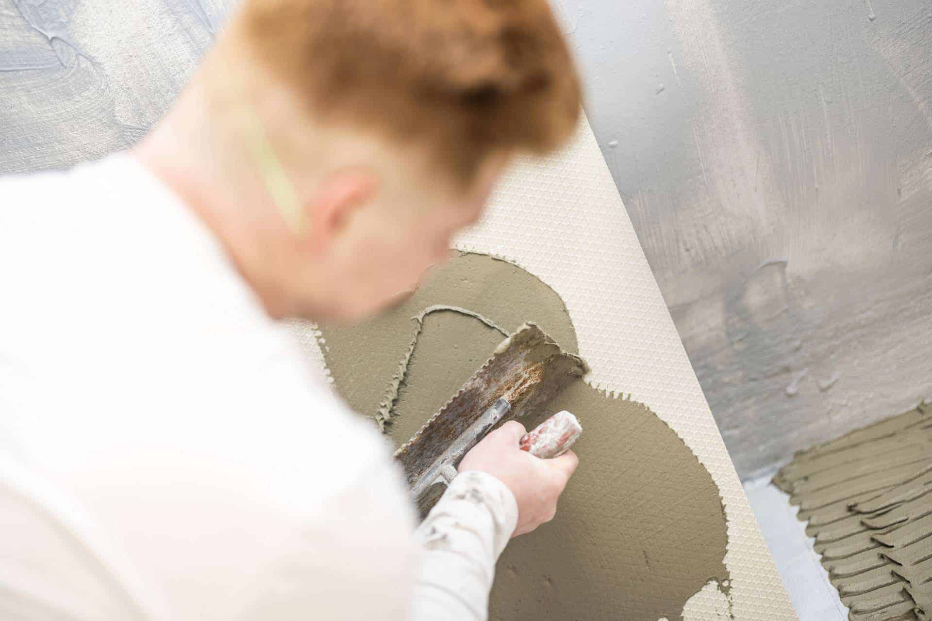 Murer udfører professionelt murerarbejde