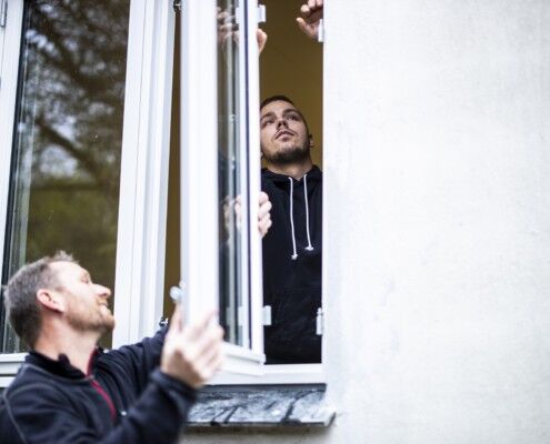 Tømrere i gang med udskiftning af vindue