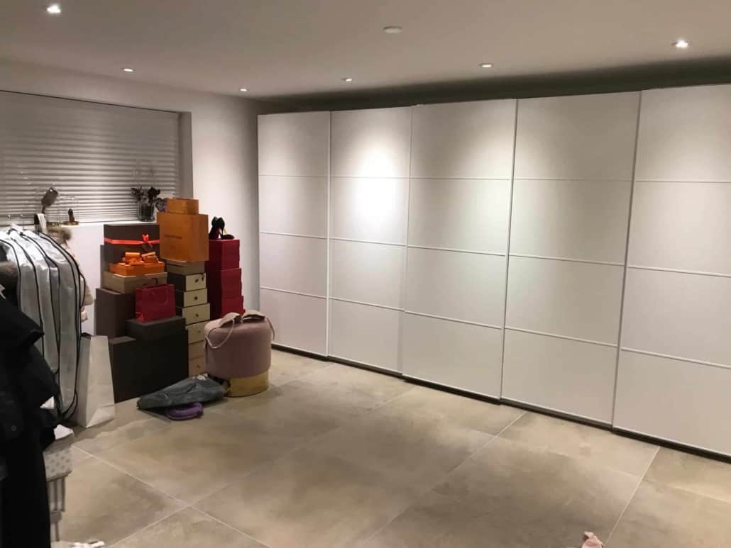 f6dc996aad402c9a855451643953c751.Efter-billede-1 Rum med meget skabsplads