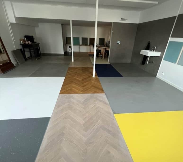 Flere forskellige gulvbelægninger, herunder sildebensparket