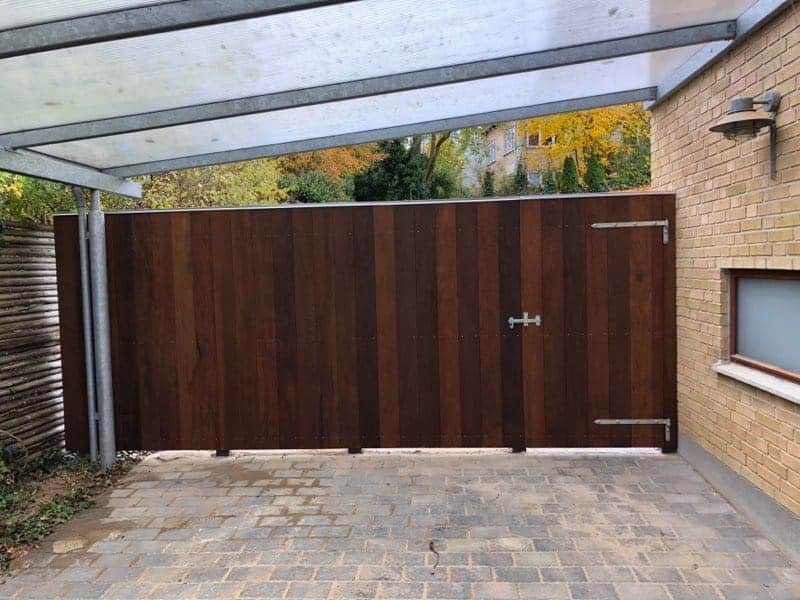 Stor, solid carport lavet af træ