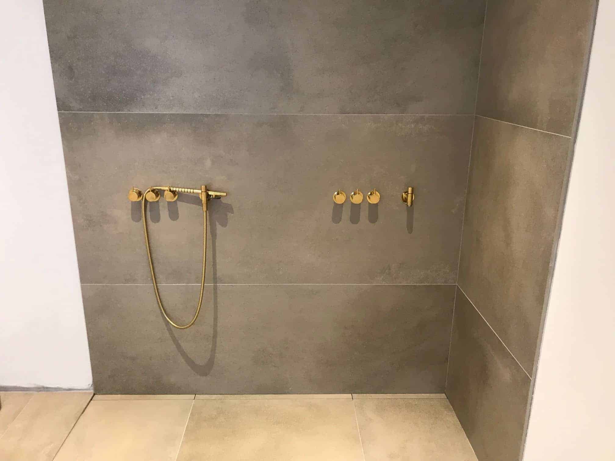 Påbegyndt flisearbejde