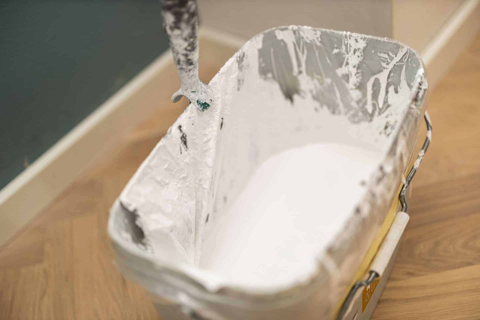 Bøtte med hvid maling