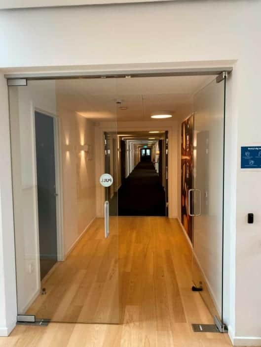 Lang gang med lyst trægulv