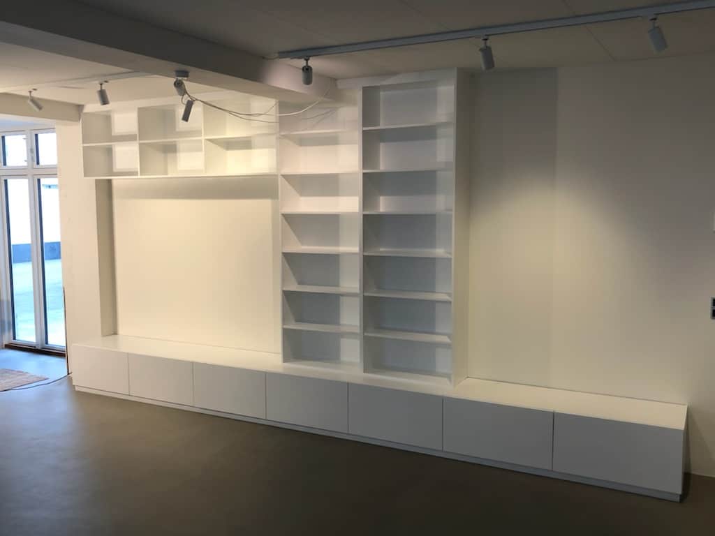 Minimalistisk hvidt hyldesystem